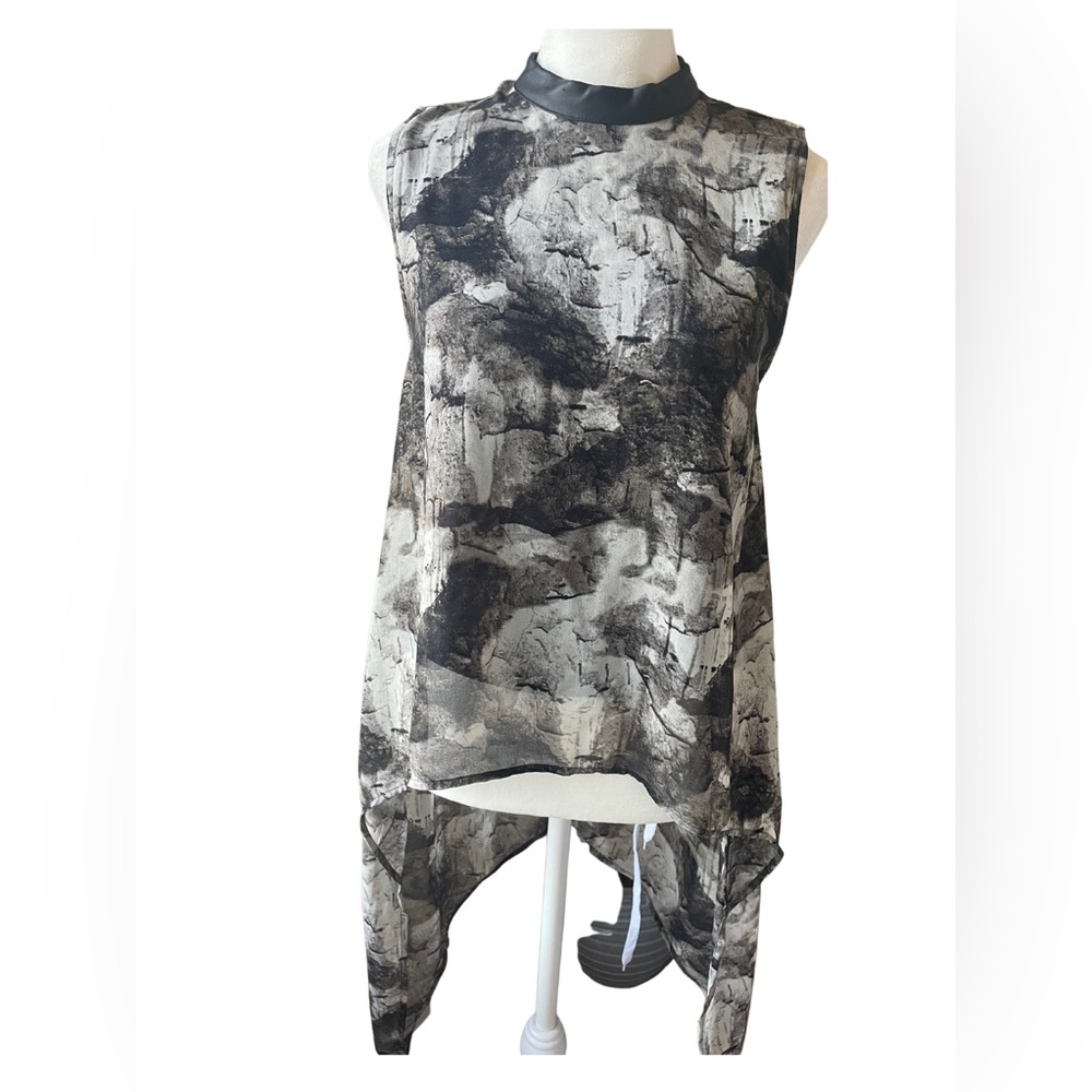 Women’s Size 2 Black And White Sleeveless Hi Lo Top By Divided H&M